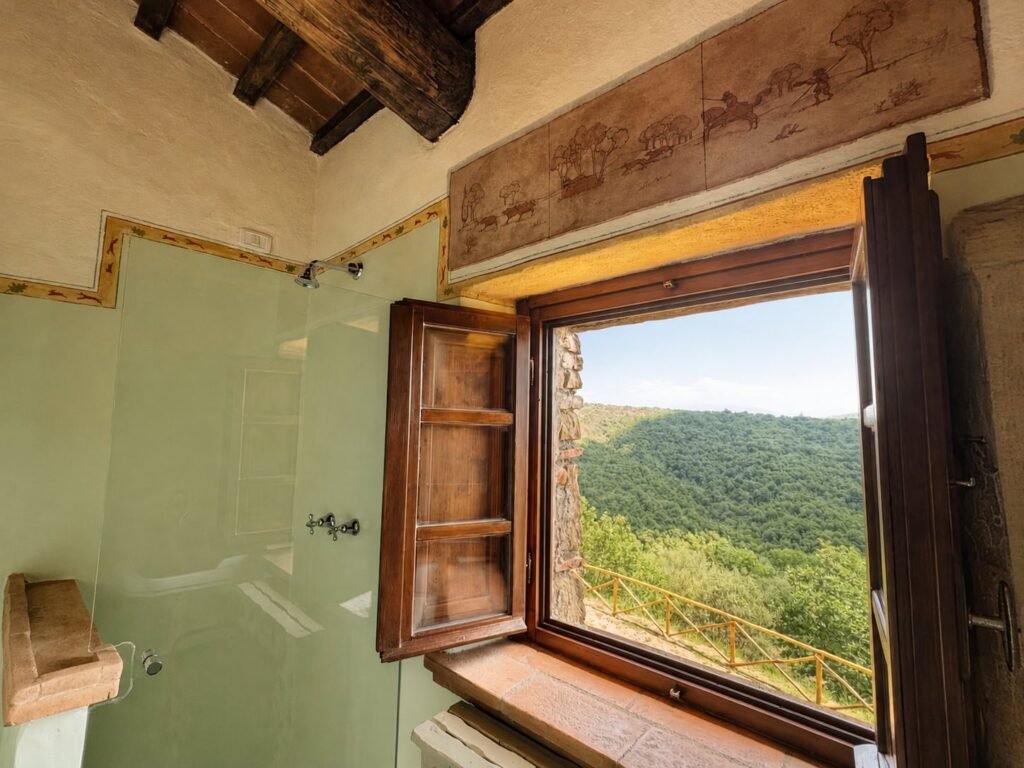 Bagno contemporaneo nell'appartamento Il belvedere a Borgo Braila, Umbria