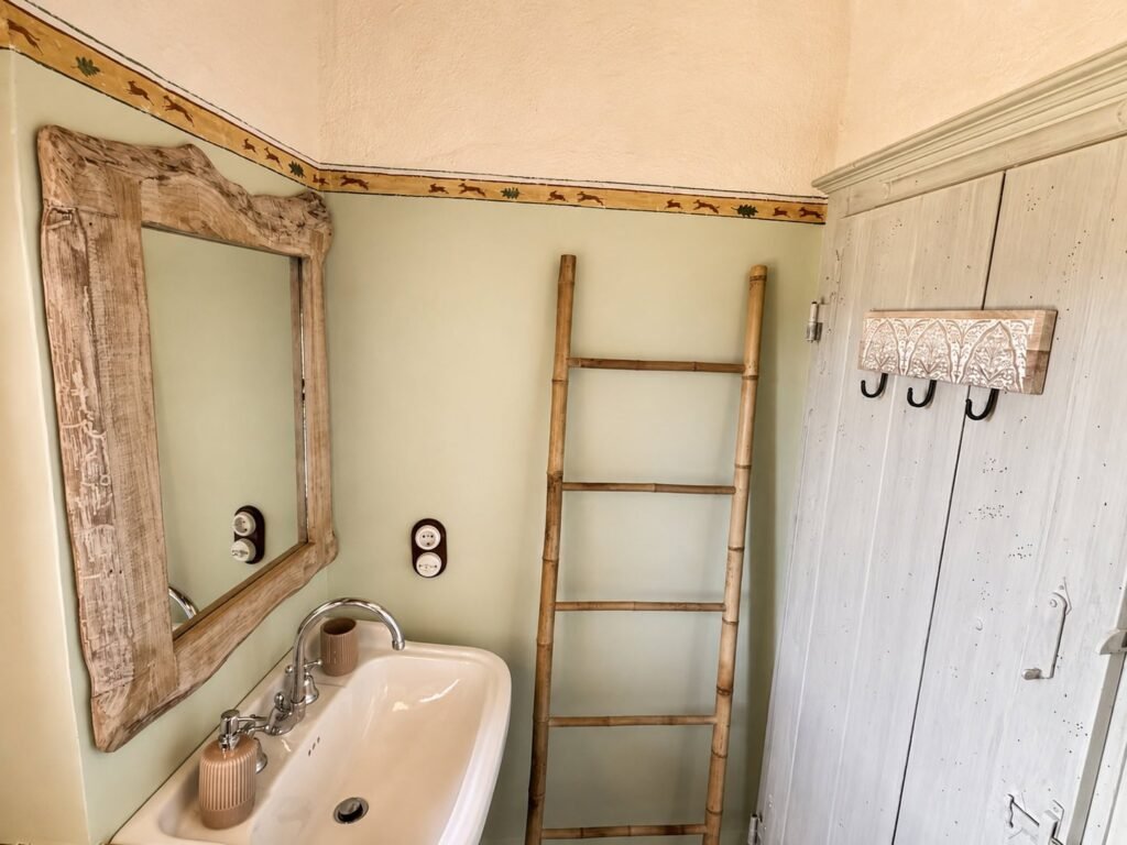 Bagno contemporaneo con doccia walk-in in un appartamento di Borgo Braila, Umbria