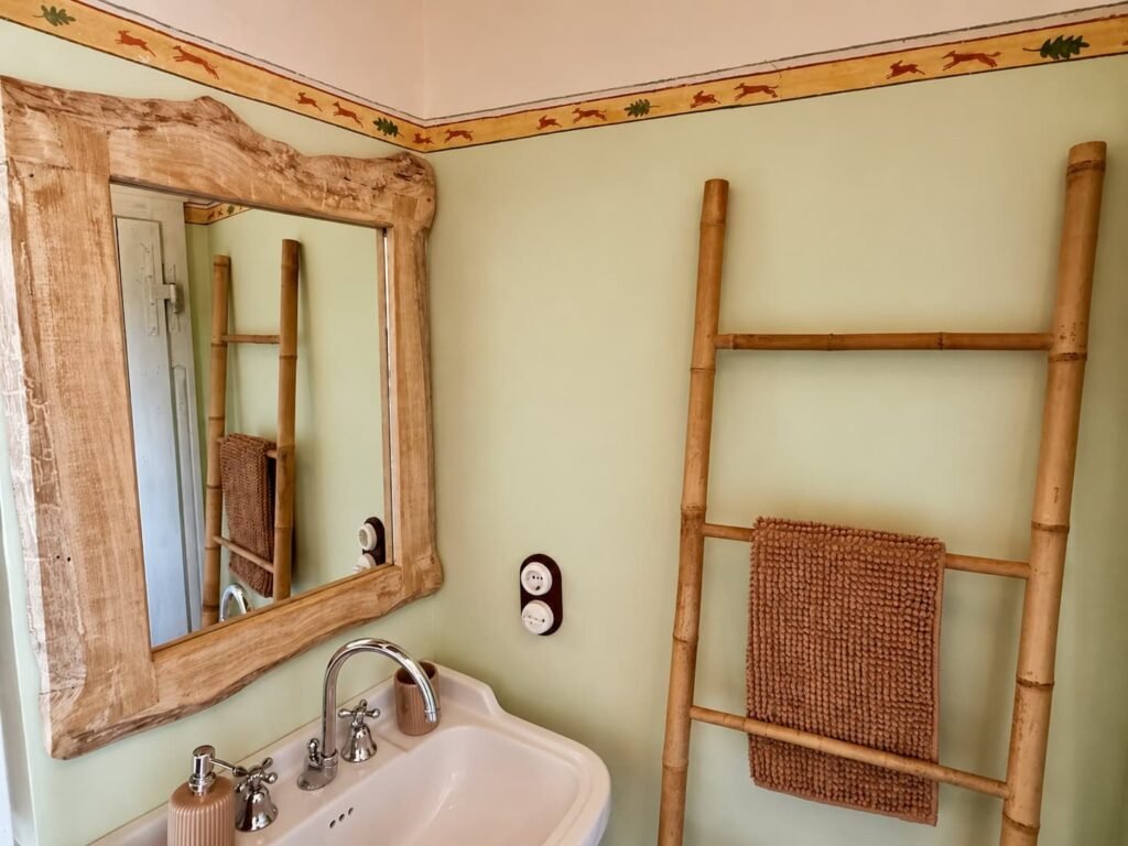 Bagno contemporaneo in un appartamento di Borgo Braila, Umbria