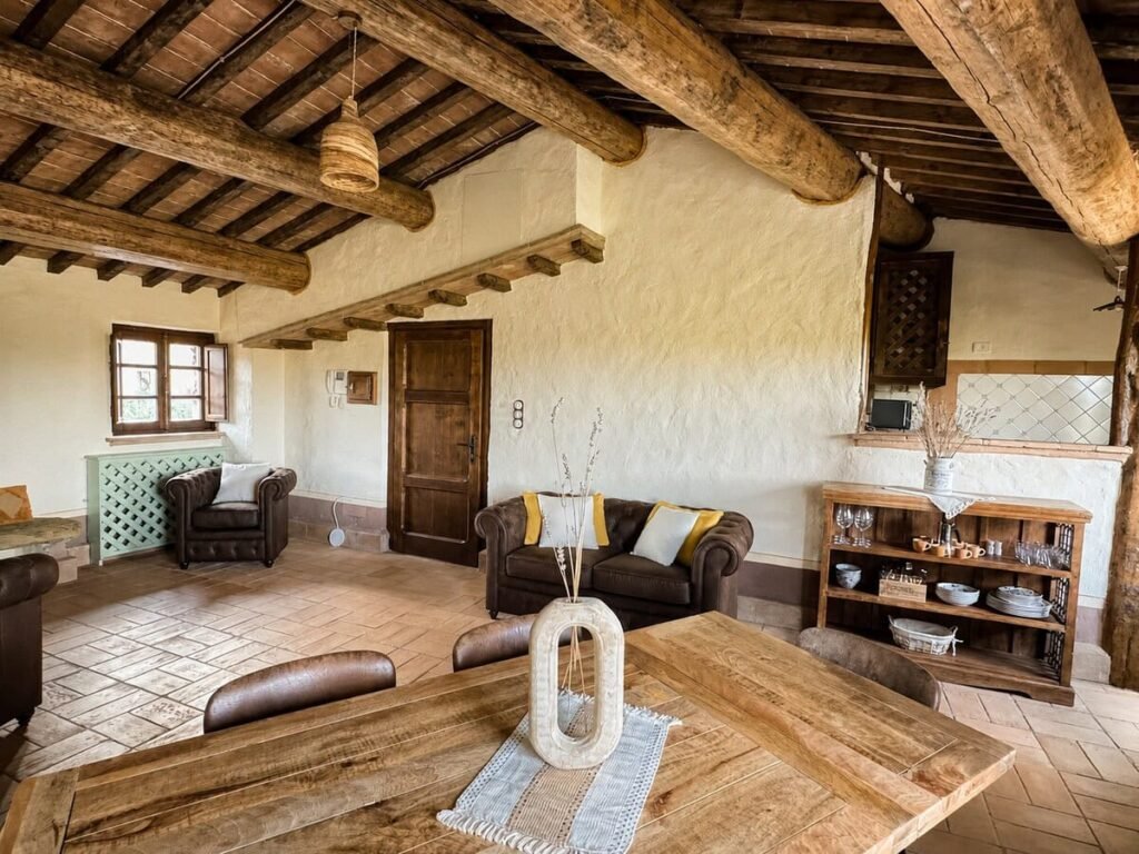 Soggiorno open space con divani e cucina nell'appartamento Il belvedere, Borgo Braila, Umbria