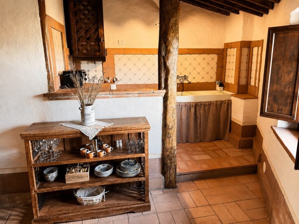 Credenza da cucina con stoviglie nell'appartamento Il belvedere, Borgo Braila, Umbria