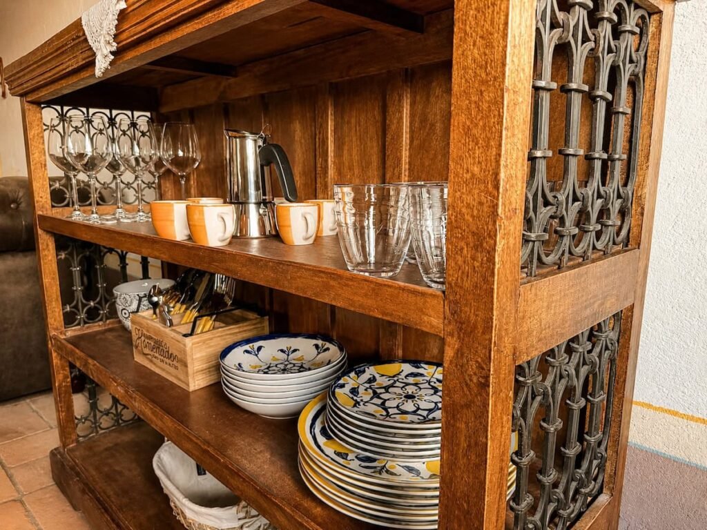 Credenza in legno con oggetti in vetro nell'appartamento Il belvedere, Borgo Braila, Umbria