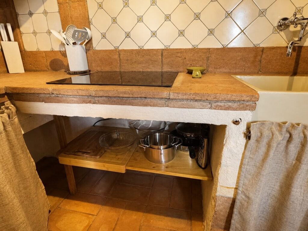 Dettaglio del piano di lavoro e del lavello nell'appartamento Il belvedere, Borgo Braila, Umbria