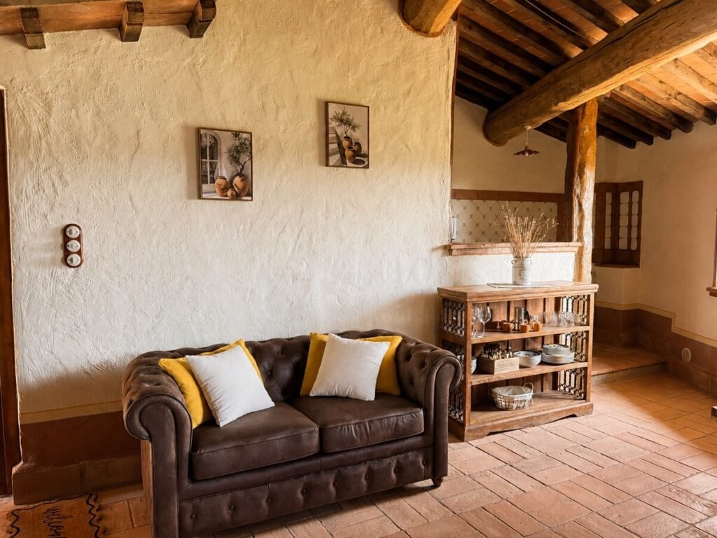 Soggiorno con divano in pelle e scaffalature nell'appartamento Il belvedere, Borgo Braila, Umbria
