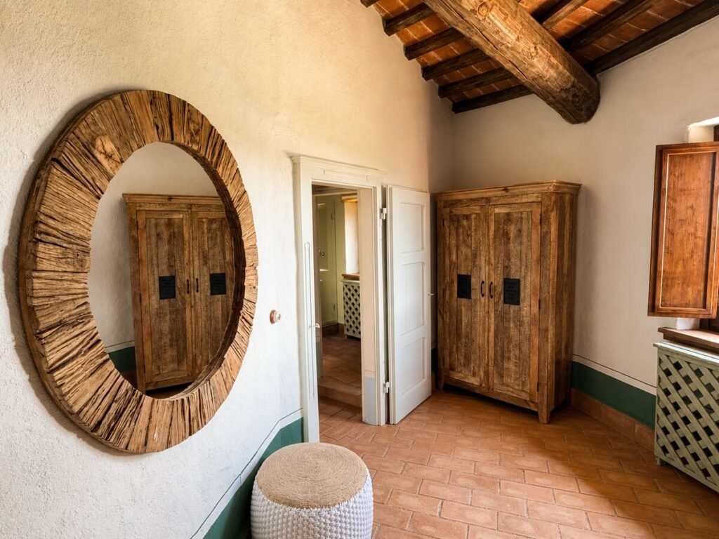 Camera da letto con specchio rotondo e vano porta nell'appartamento Il belvedere, Borgo Braila, Umbria