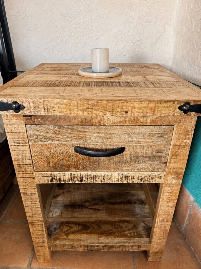 Cassettiera comodino in legno artigianale nell'appartamento Il belvedere, Borgo Braila, Umbria
