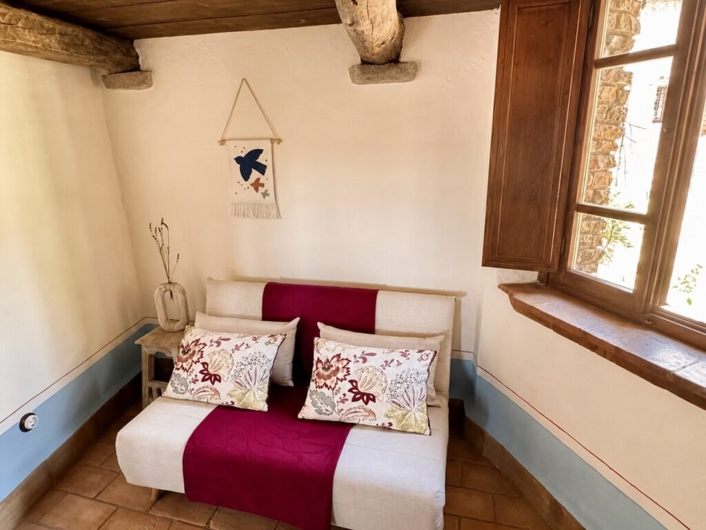 Camera da letto con divano letto e finestra nell'appartamento Il belvedere, Borgo Braila, Umbria