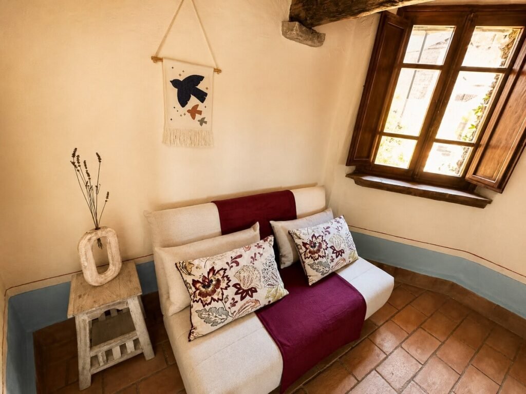 Camera nel soppalco con divano letto e finestra nell'appartamento Il belvedere, Borgo Braila, Umbria