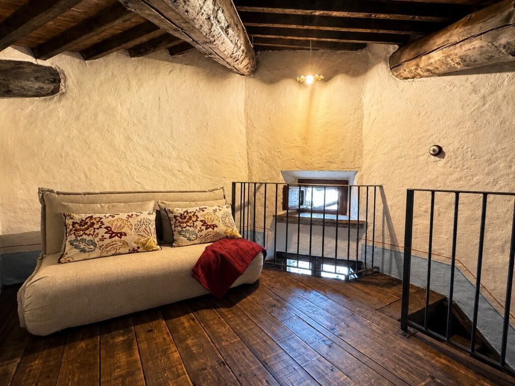 Soppalco con divano letto e ringhiera della scala nell'appartamento Il belvedere, Borgo Braila, Umbria