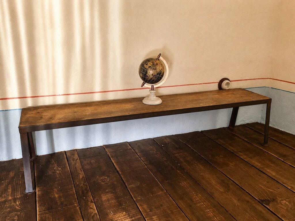Consolle con mappamondo nell'appartamento Il belvedere, Borgo Braila, Umbria