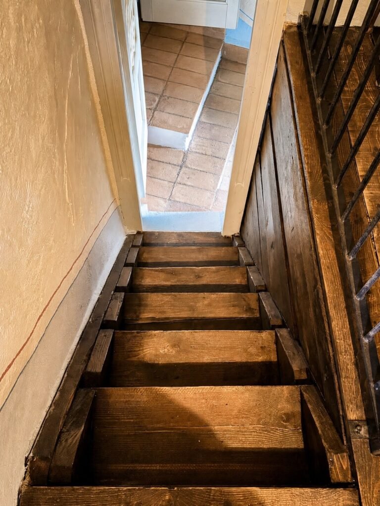 Scala in legno artigianale nell'appartamento Il belvedere, Borgo Braila, Umbria