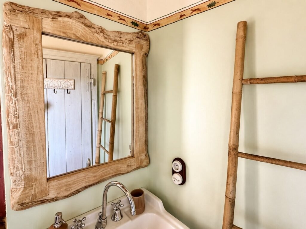 Bagno con lavabo e specchio nell'appartamento Il belvedere, Borgo Braila, Umbria