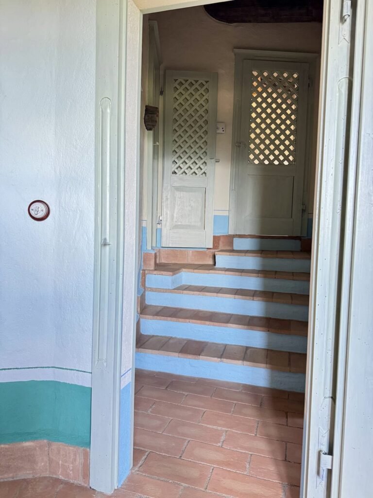 Corridoio con vano porta e scala nell'appartamento Il belvedere, Borgo Braila, Umbria