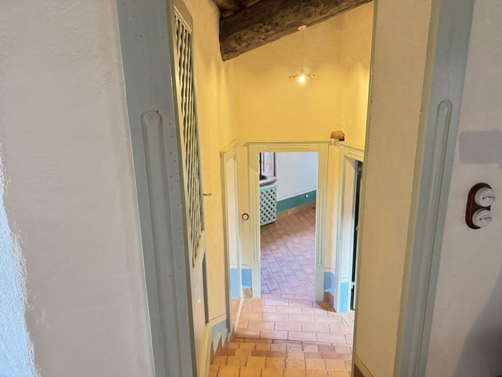 Corridoio che attraversa l'appartamento nell'appartamento Il belvedere, Borgo Braila, Umbria