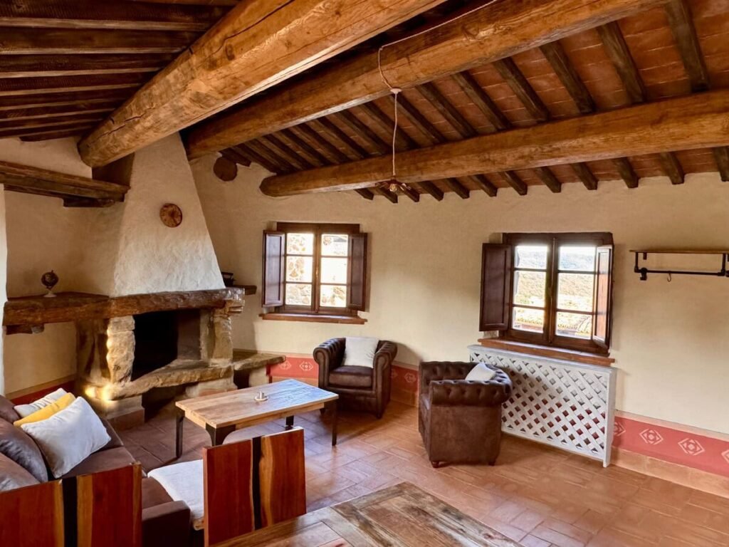 Soggiorno con camino e sedute confortevoli nell'appartamento Il cavaliere, Borgo Braila, Umbria