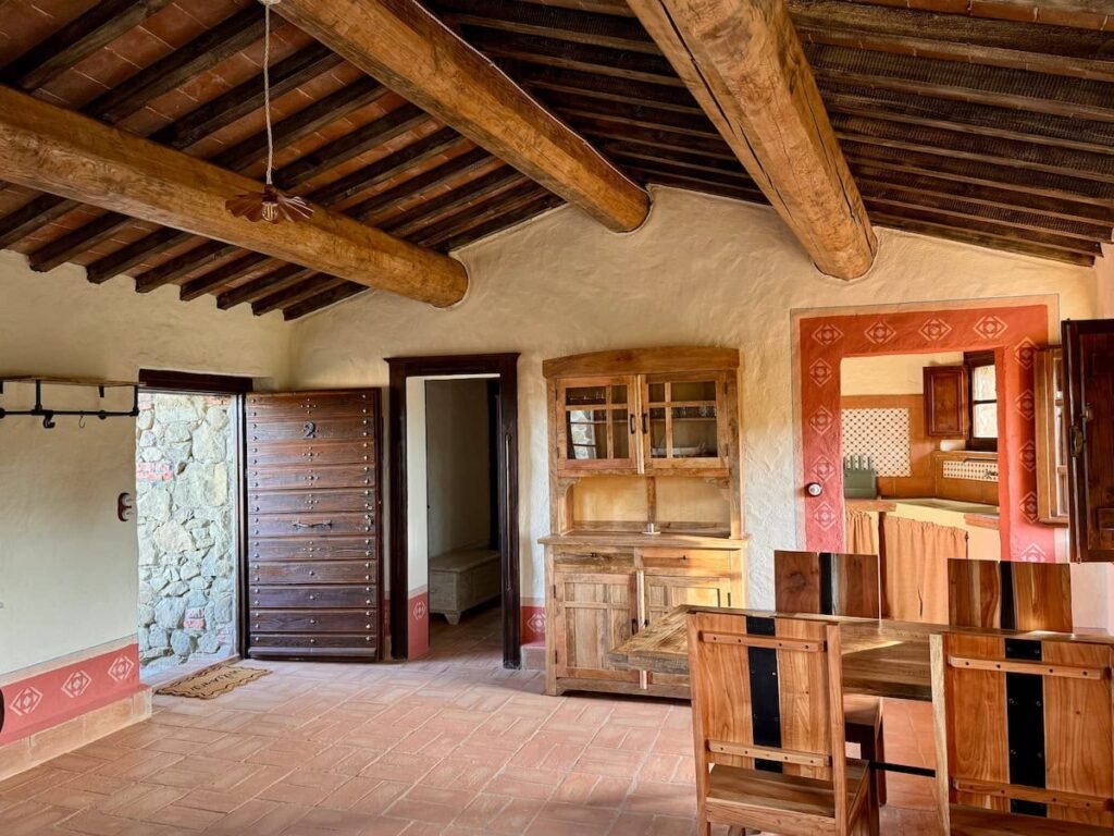 Zona giorno con vano porta che conduce alla cucina nell'appartamento Il cavaliere, Borgo Braila, Umbria