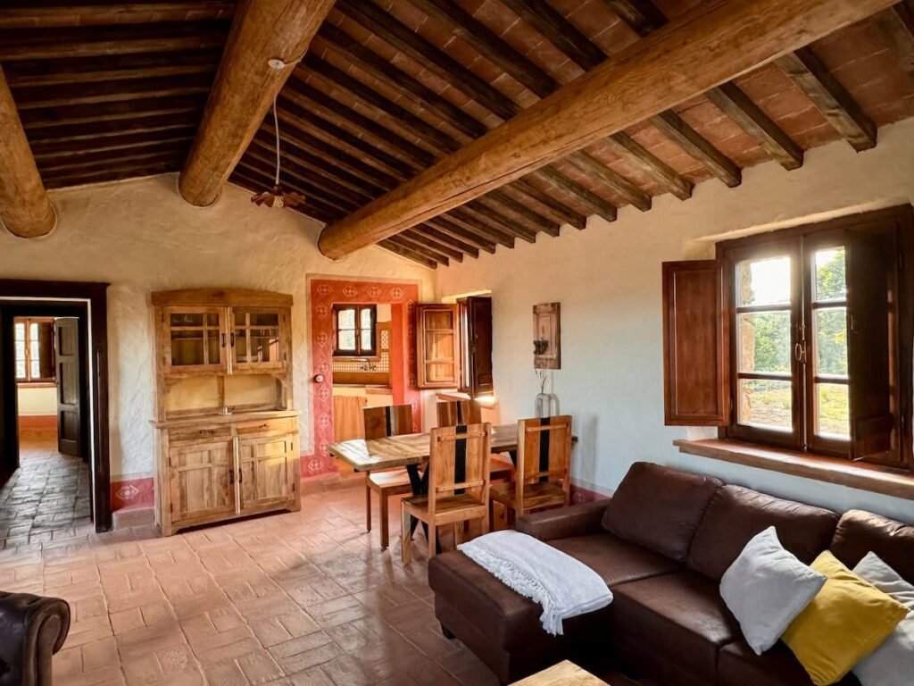 Soggiorno con credenza in legno artigianale nell'appartamento Il cavaliere, Borgo Braila, Umbria