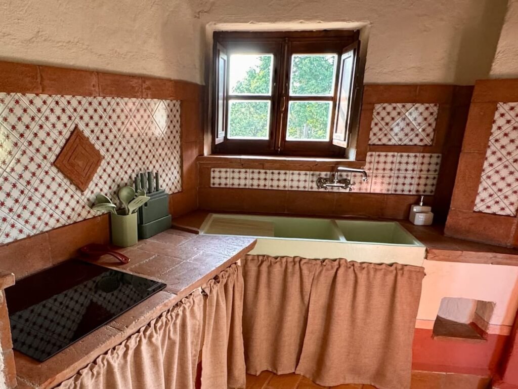 Cucina con lavello e paraschizzi in piastrelle fatte a mano nell'appartamento Il cavaliere, Borgo Braila, Umbria