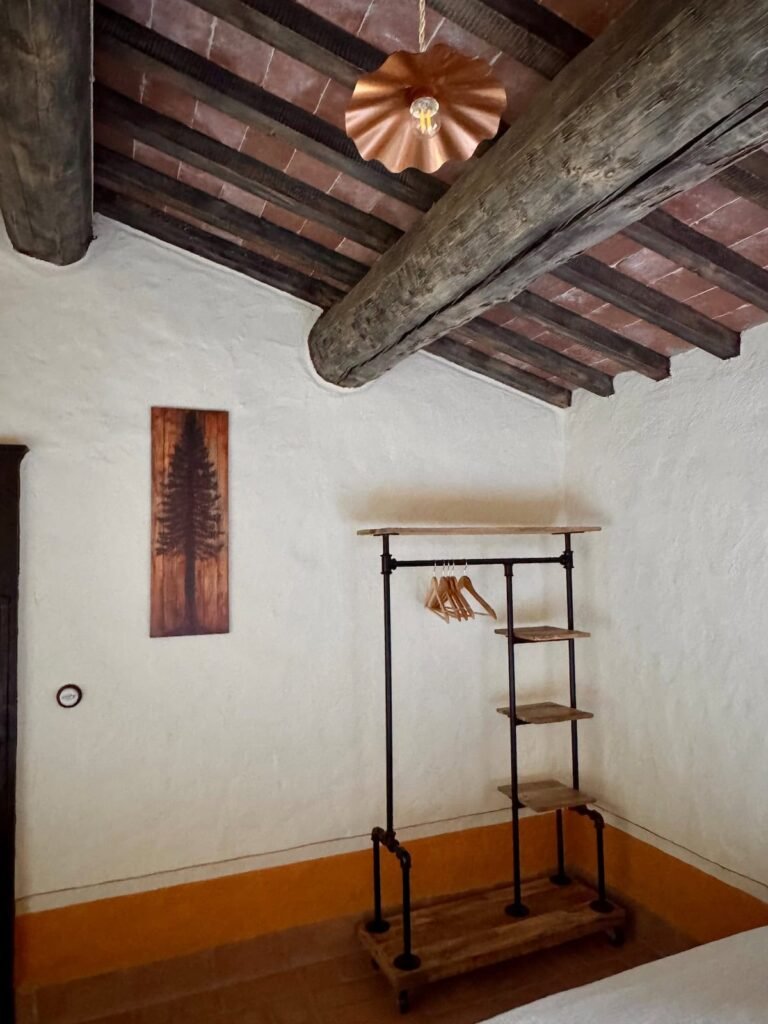 Dettaglio della camera con servomuto in legno nell'appartamento Il cavaliere, Borgo Braila, Umbria