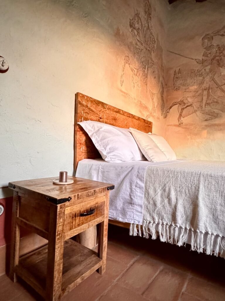 Camera matrimoniale con pareti dai colori tenui nell'appartamento Il cavaliere, Borgo Braila, Umbria