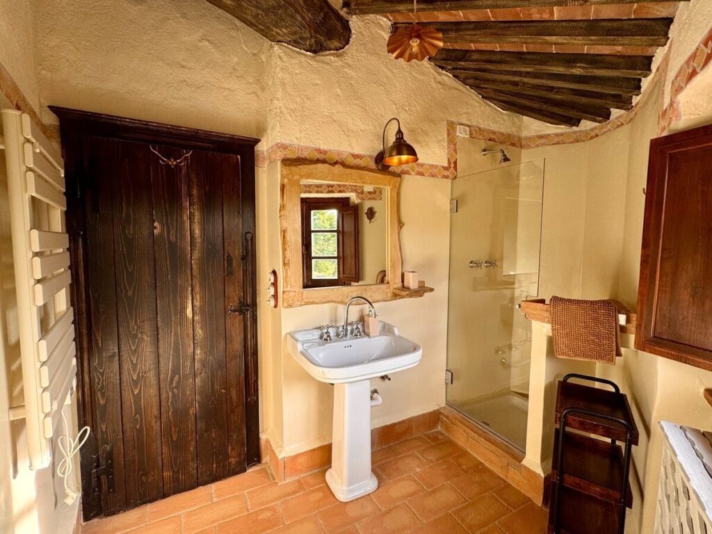 Bagno con lavabo a colonna classico nell'appartamento Il cavaliere, Borgo Braila, Umbria