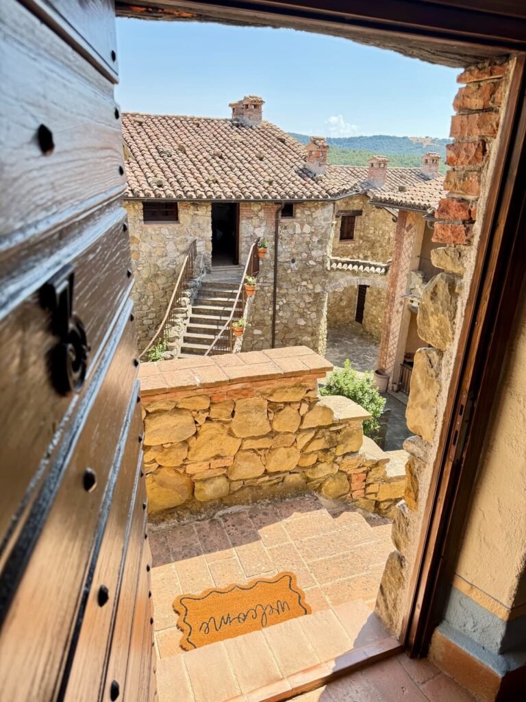 Finestra aperta con vista sul borgo nell'appartamento La carta, Borgo Braila, Umbria