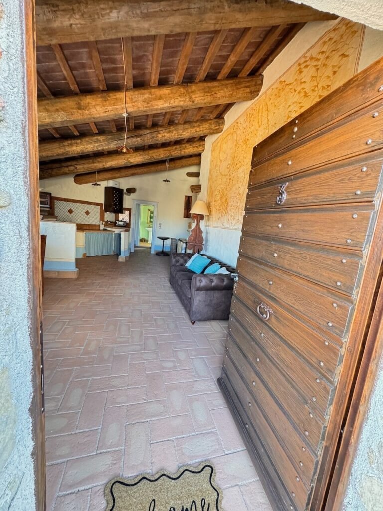Soggiorno sotto un soffitto a travi nell'appartamento La carta, Borgo Braila, Umbria