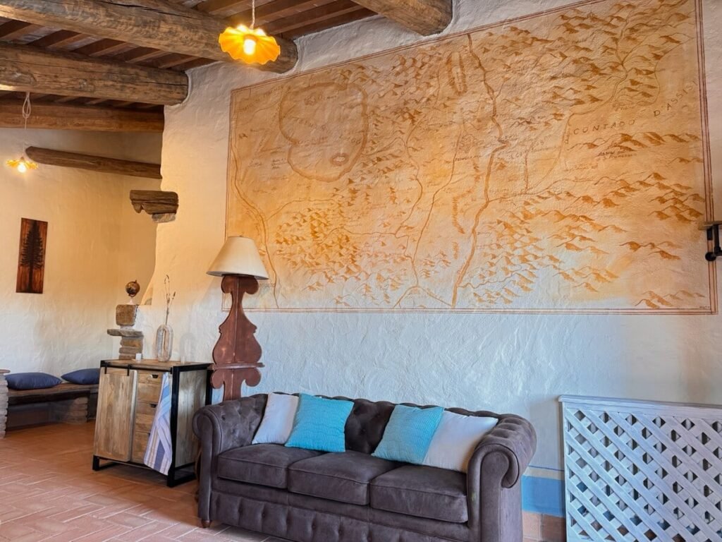 Soggiorno con divano in pelle nell'appartamento La carta, Borgo Braila, Umbria