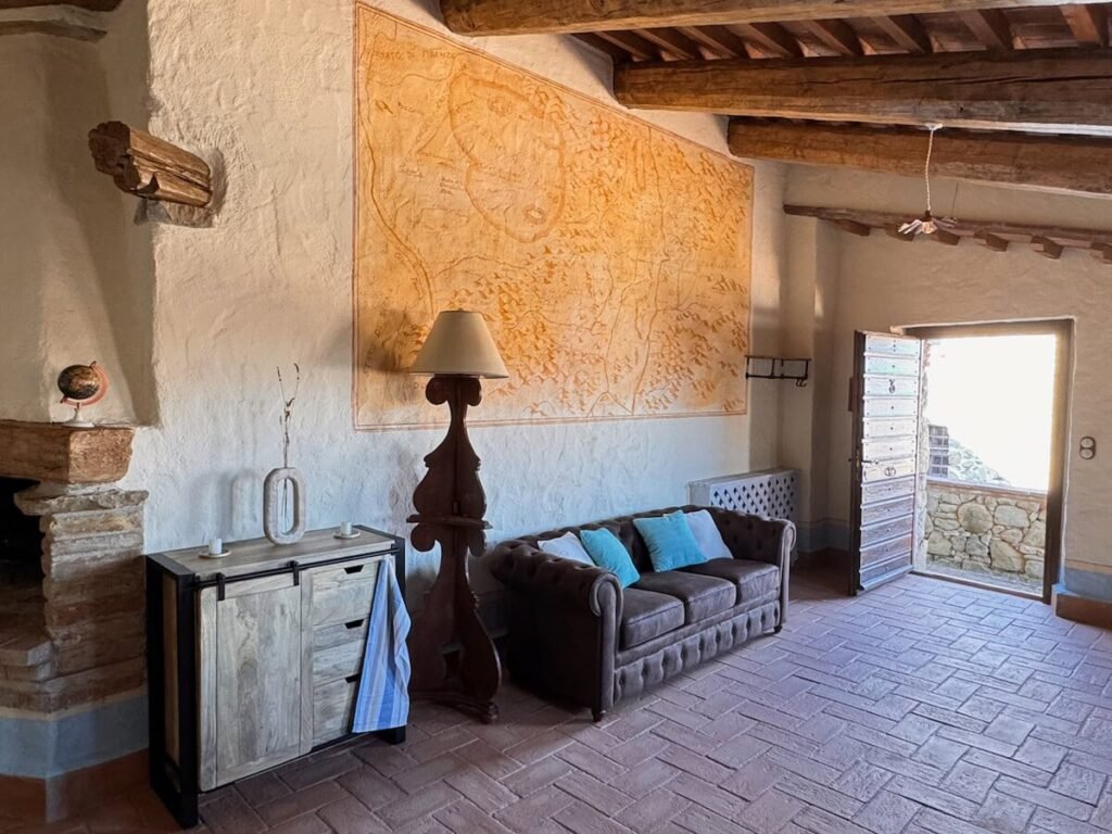 Soggiorno con credenza in legno nell'appartamento La carta, Borgo Braila, Umbria