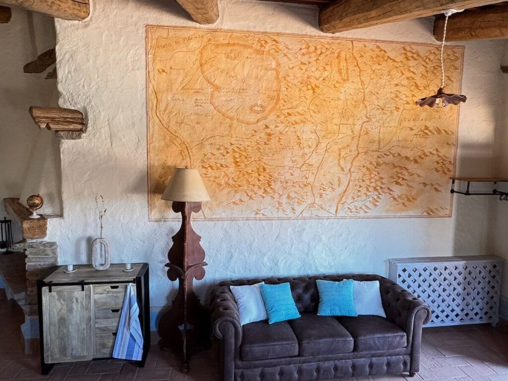 Soggiorno con divano e lampada da lettura nell'appartamento La carta, Borgo Braila, Umbria