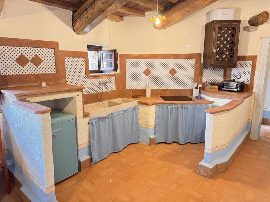 Cucina con lavello e credenza nell'appartamento La carta, Borgo Braila, Umbria
