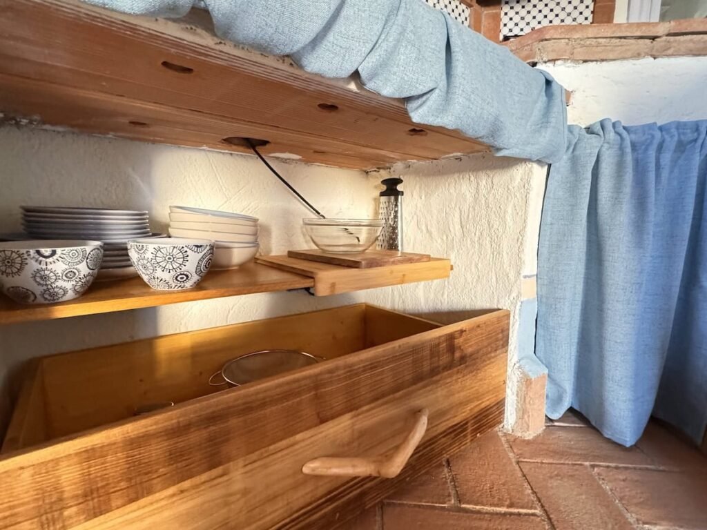 Piano cucina con mobile con tendina nell'appartamento La carta, Borgo Braila, Umbria