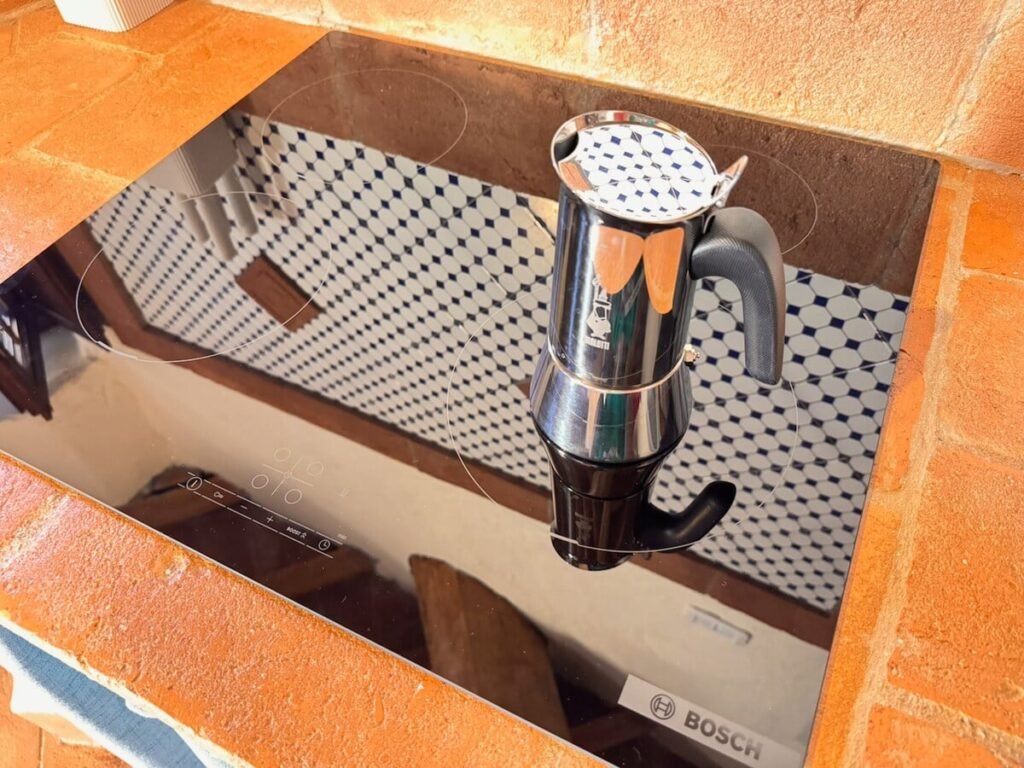 Piano cottura a induzione con moka nell'appartamento La carta, Borgo Braila, Umbria