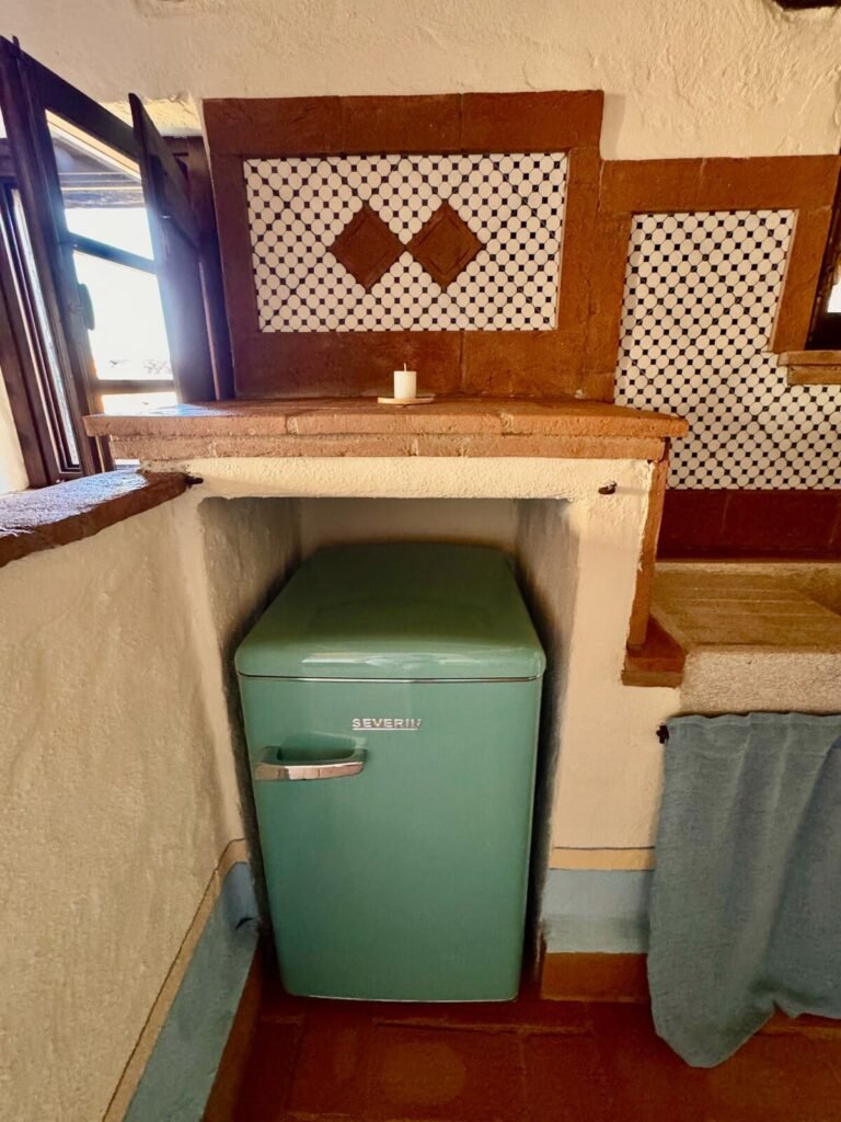 Cucina con frigorifero retrò nell'appartamento La carta, Borgo Braila, Umbria