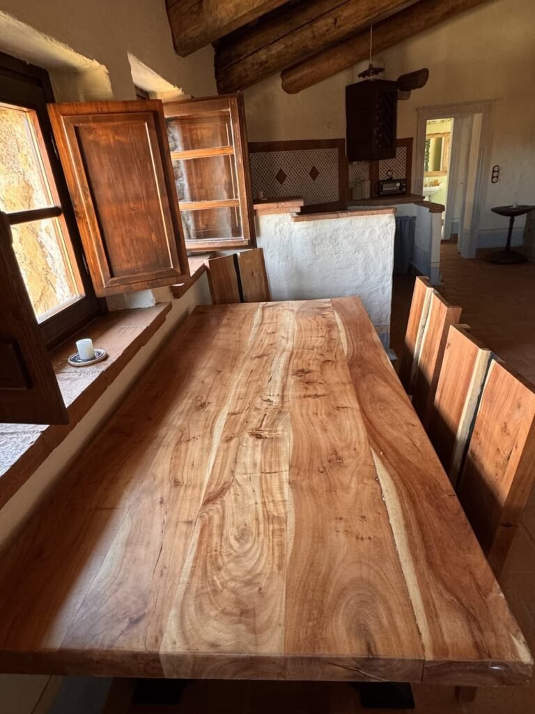 Tavolo da pranzo rustico in legno nell'appartamento La carta, Borgo Braila, Umbria