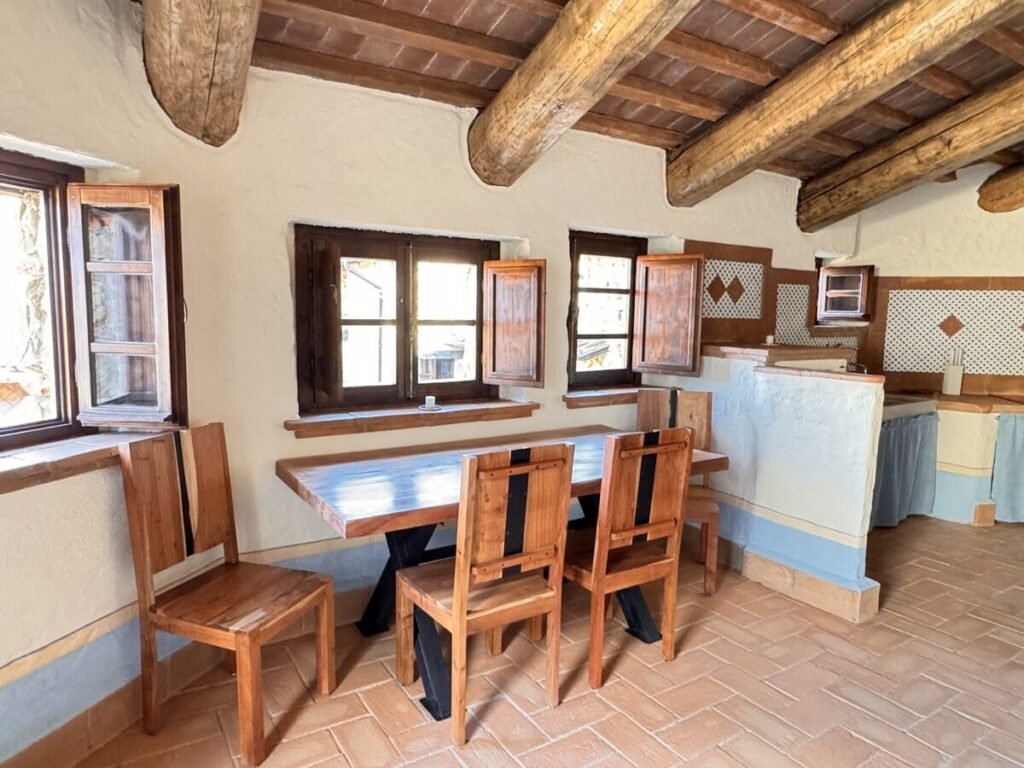 Zona pranzo con tavolo e sedie nell'appartamento La carta, Borgo Braila, Umbria