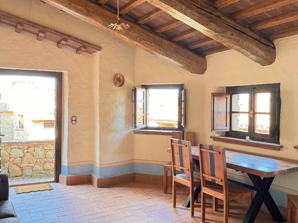 Tavolo da pranzo vicino alla finestra nell'appartamento La carta, Borgo Braila, Umbria