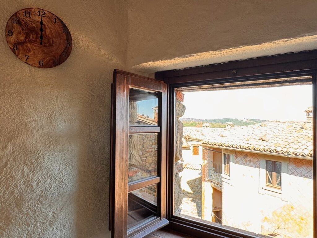 Finestra aperta affacciata sul borgo nell'appartamento La carta, Borgo Braila, Umbria