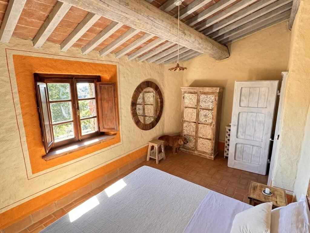 Camera da letto con letto matrimoniale e finestra nell'appartamento La carta, Borgo Braila, Umbria