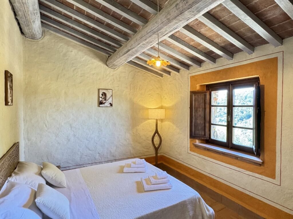 Camera da letto con letto matrimoniale nell'appartamento La carta, Borgo Braila, Umbria