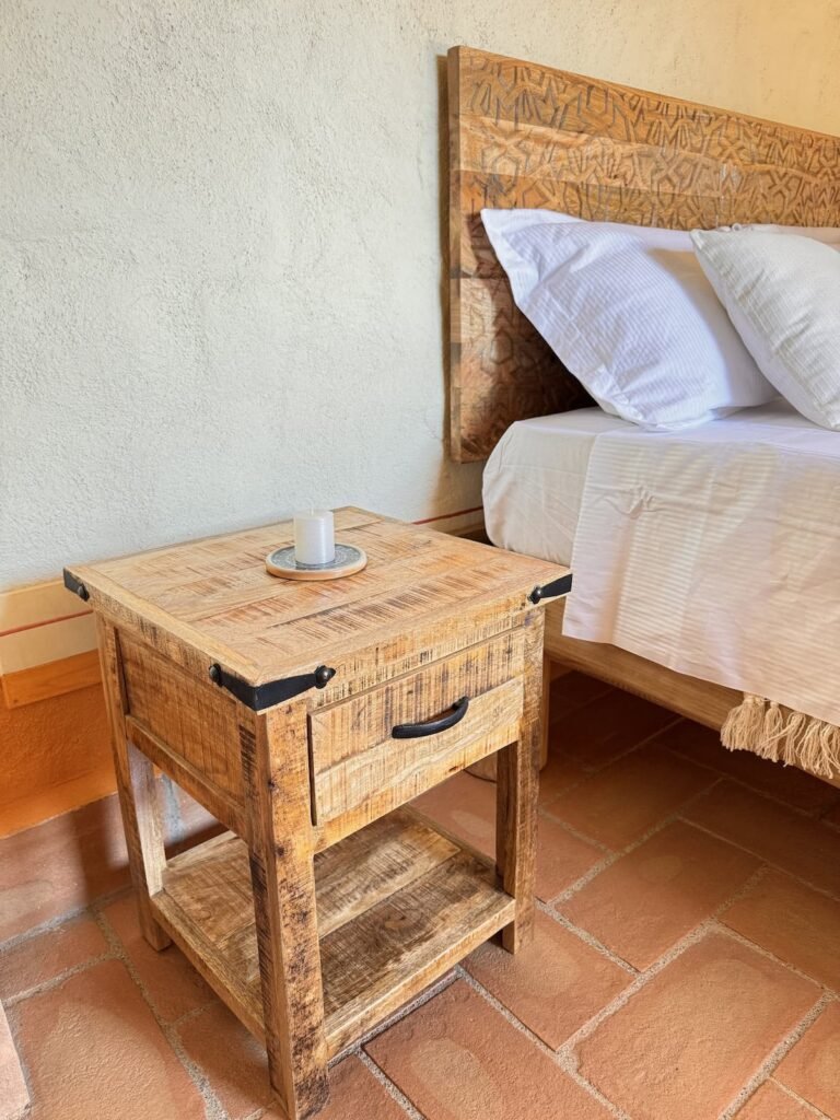 Comodino in legno artigianale nell'appartamento La carta, Borgo Braila, Umbria