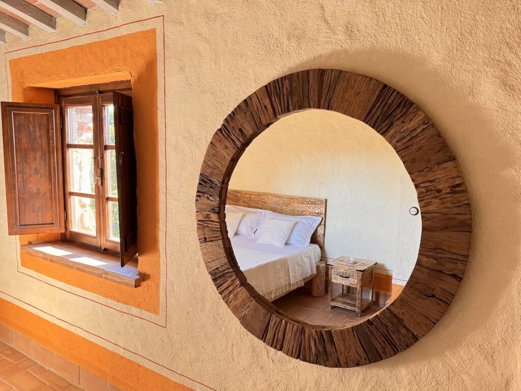 Specchio da parete rotondo in legno nell'appartamento La carta, Borgo Braila, Umbria