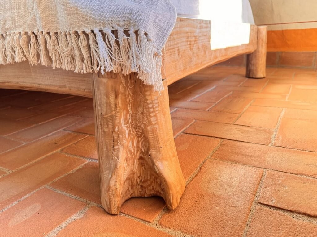 Dettaglio del tavolo rustico in legno nell'appartamento La carta, Borgo Braila, Umbria