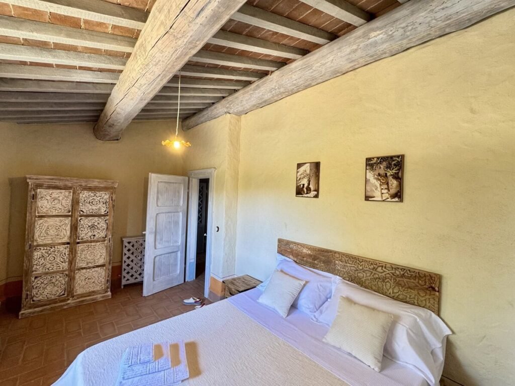 Camera da letto con letto matrimoniale nell'appartamento La carta, Borgo Braila, Umbria