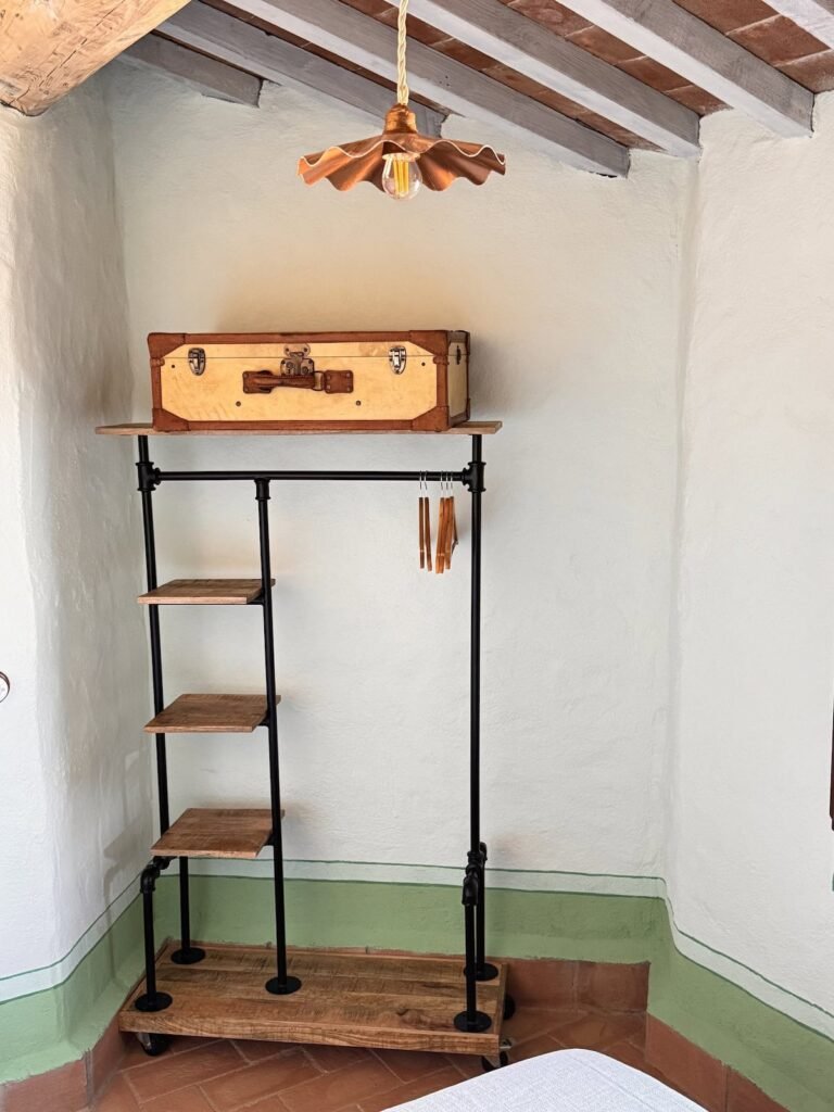 Camera da letto con scaffale a scaletta nell'appartamento La carta, Borgo Braila, Umbria