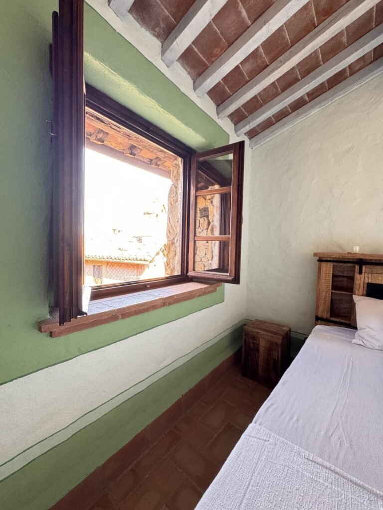 Camera da letto con finestra nell'appartamento La carta, Borgo Braila, Umbria