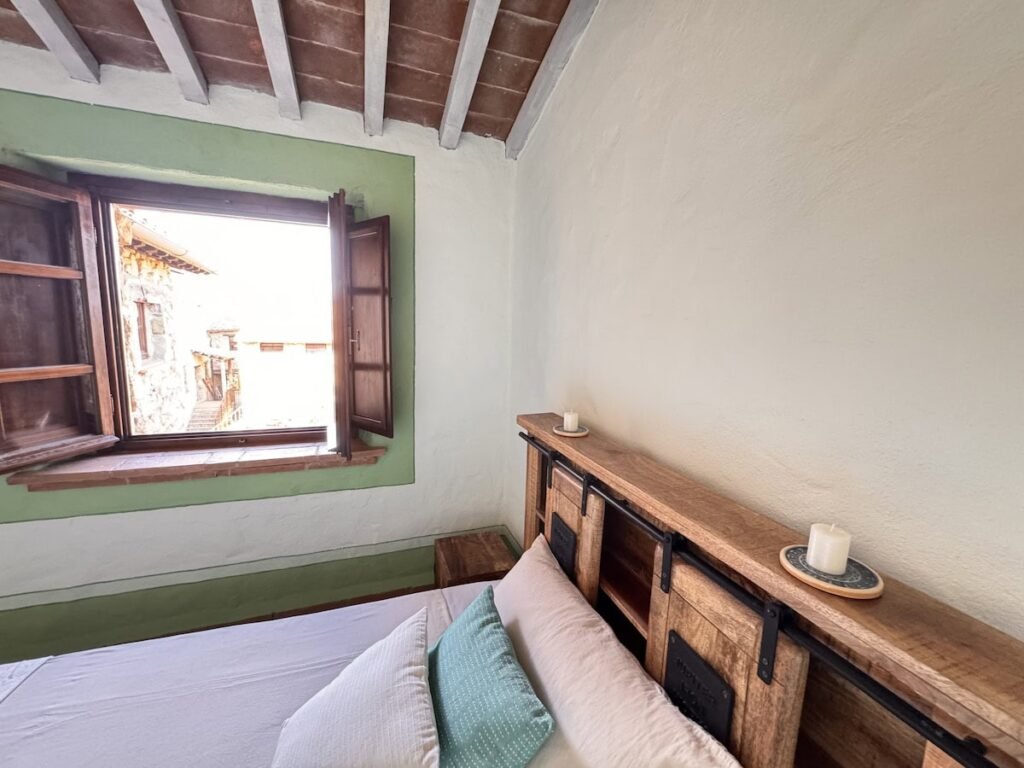 Camera da letto con letto matrimoniale nell'appartamento La carta, Borgo Braila, Umbria