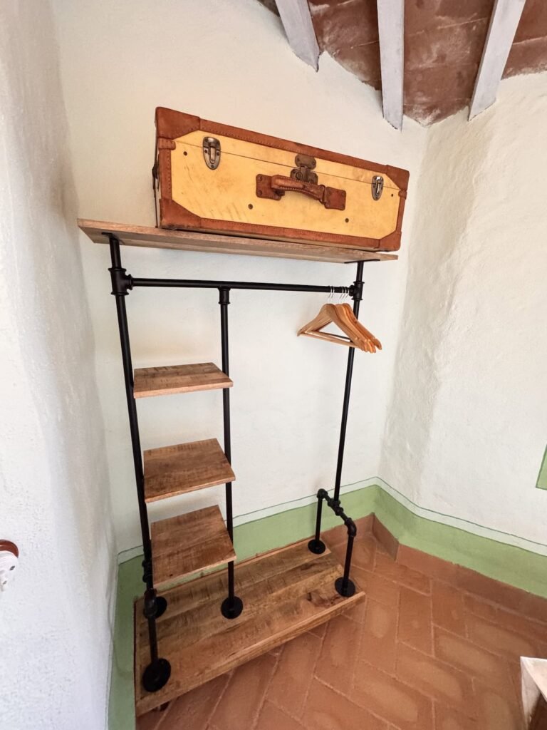 Dettaglio del servomuto in legno nell'appartamento La carta, Borgo Braila, Umbria