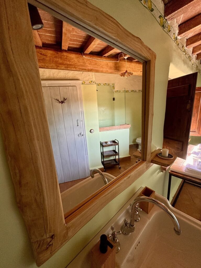 Bagno con specchio e mensola nell'appartamento La carta, Borgo Braila, Umbria