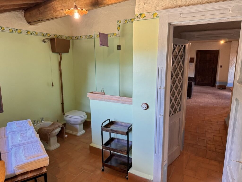 Bagno con WC e bidet nell'appartamento La carta, Borgo Braila, Umbria